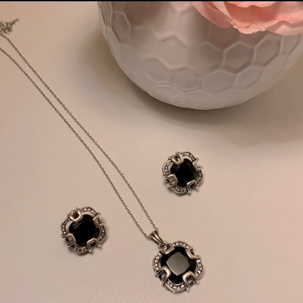Black and silver jewelry set